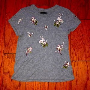 Cute, embroidered A&F XS t-shirt